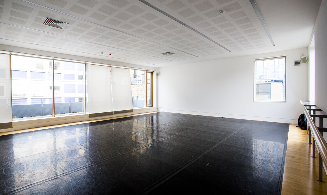 Image of an empty studio with mirrors on the left
